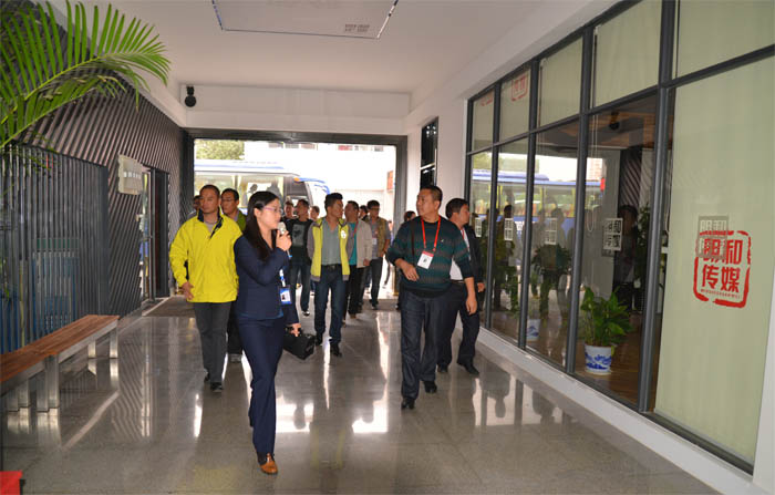 舞臺(tái)美術(shù)專業(yè)人才高級(jí)研修班專家團(tuán)蒞臨918博天堂企業(yè)考察