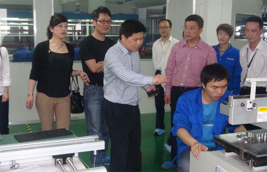 音王集團董事長王祥貴一行蒞臨918博天堂光電參觀考察