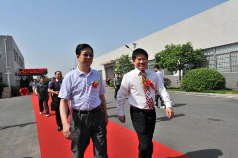 "五月槐花爭(zhēng)斗艷 雙喜盈門慶共贏"