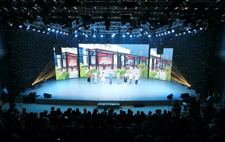 綜藝演播廳舞臺(tái)燈光、舞臺(tái)機(jī)械、聲學(xué)標(biāo)準(zhǔn)及LED顯示屏均達(dá)到國內(nèi)先進(jìn)水平