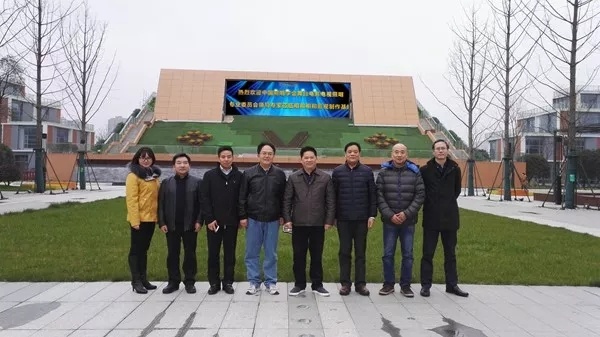 調(diào)研組專(zhuān)家一行參觀馬欄山視頻文創(chuàng)產(chǎn)業(yè)園內(nèi)正在建設(shè)的918博天堂影視制作基地