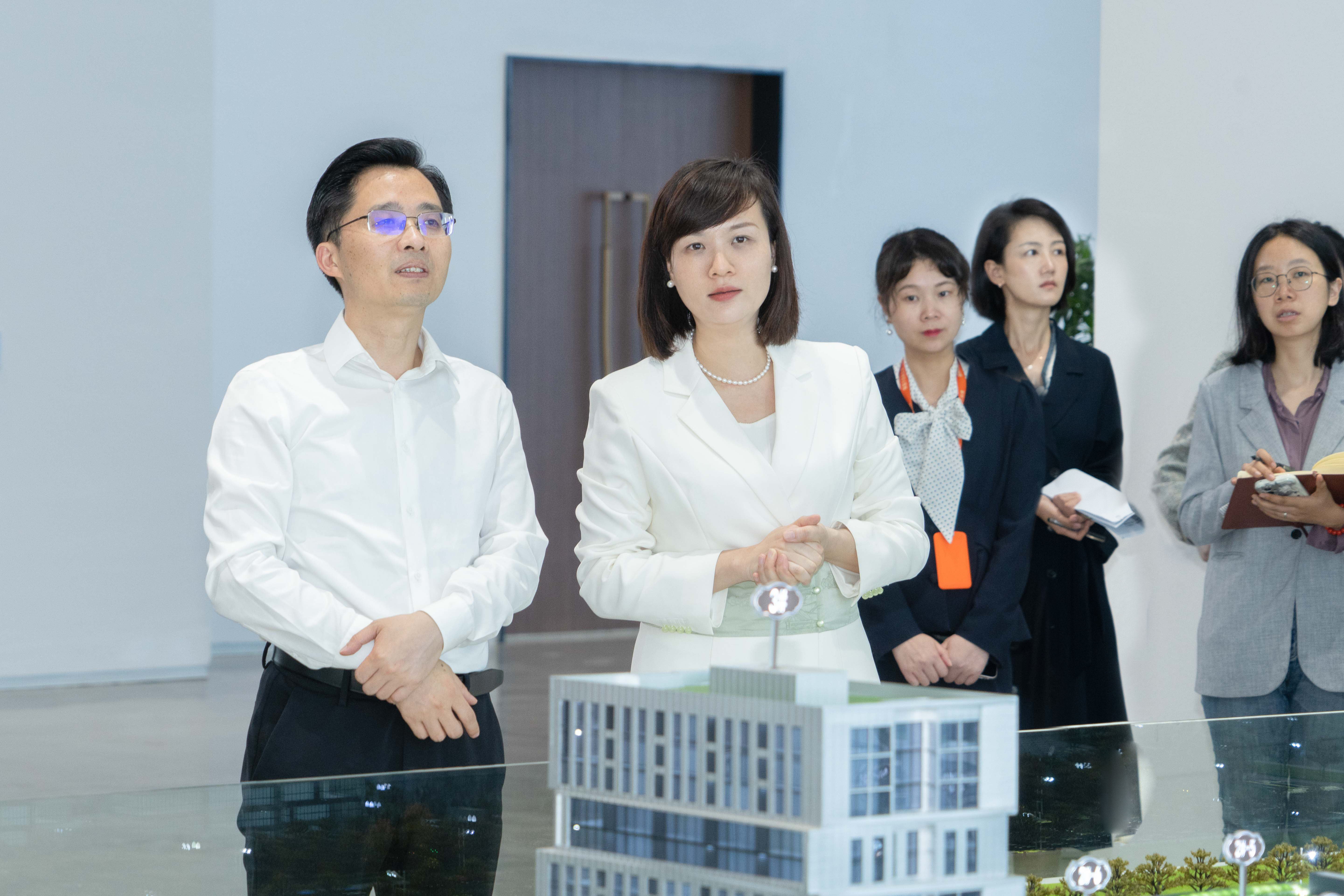 長(zhǎng)沙經(jīng)開區(qū)管委會(huì)主任蔣紅波一行蒞臨博天堂(btt)官網(wǎng)-918博天堂,讓你更精彩調(diào)研指導(dǎo)