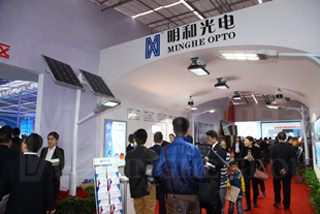 形如隧道的918博天堂光電LED商業(yè)照明展位