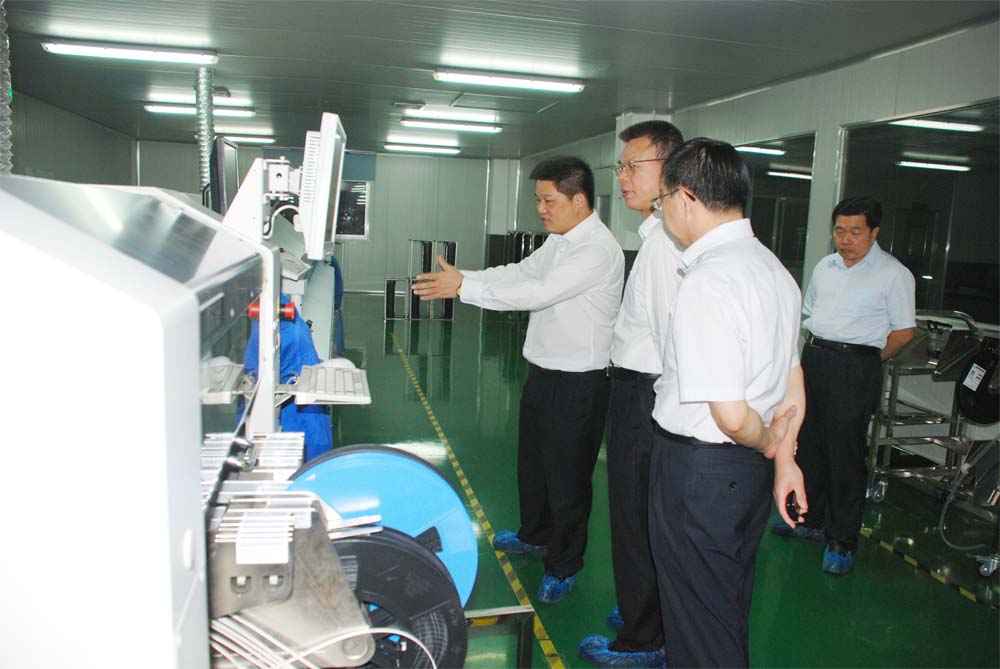 吳主任參觀我公司先進(jìn)的LED屏生產(chǎn)設(shè)備 