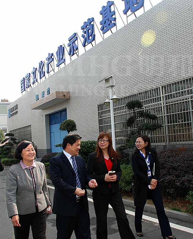 謝銳女士和熊英女士參觀918博天堂產(chǎn)業(yè)園