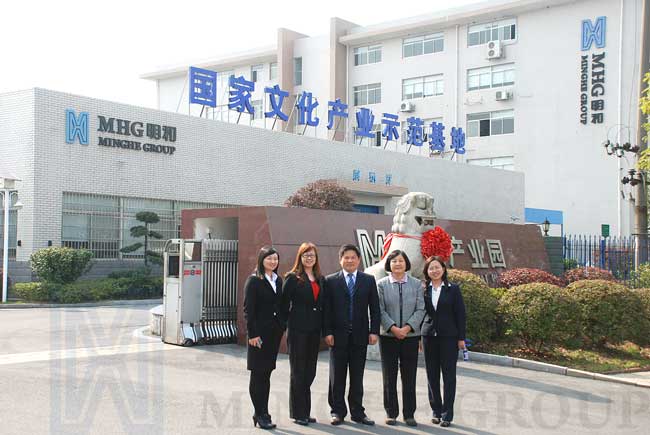 謝銳女士和熊英女士與公司高管親切合影