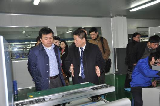 邱江濤處長及領(lǐng)導(dǎo)一行認真觀看我公司LED屏生產(chǎn)工藝