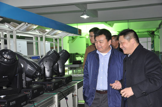 傅總陪同邱處長及領(lǐng)導(dǎo)一行參觀我公司電腦搖頭燈裝配流水線