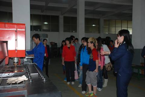 我司講解員為同學(xué)們介紹金工車間的生產(chǎn)設(shè)備