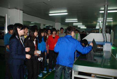 我公司技術(shù)人員為同學(xué)們講解LED屏的生產(chǎn)工藝