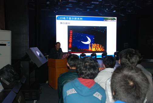 我司技術(shù)人員為同學(xué)們專業(yè)講解公司產(chǎn)品性能及其應(yīng)用