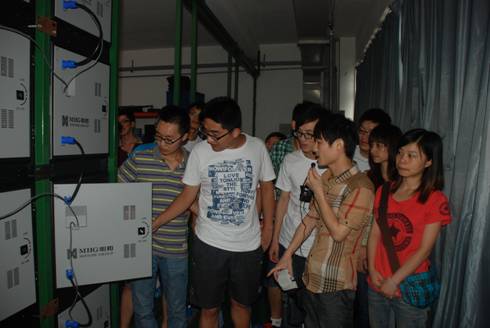 LED屏技術(shù)員為同學們講解屏體結(jié)構(gòu)及原理