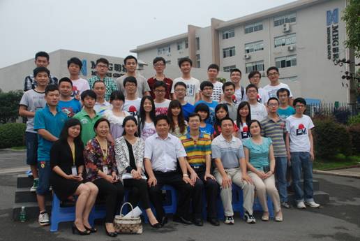 師生一行與我公司董事長合影留念