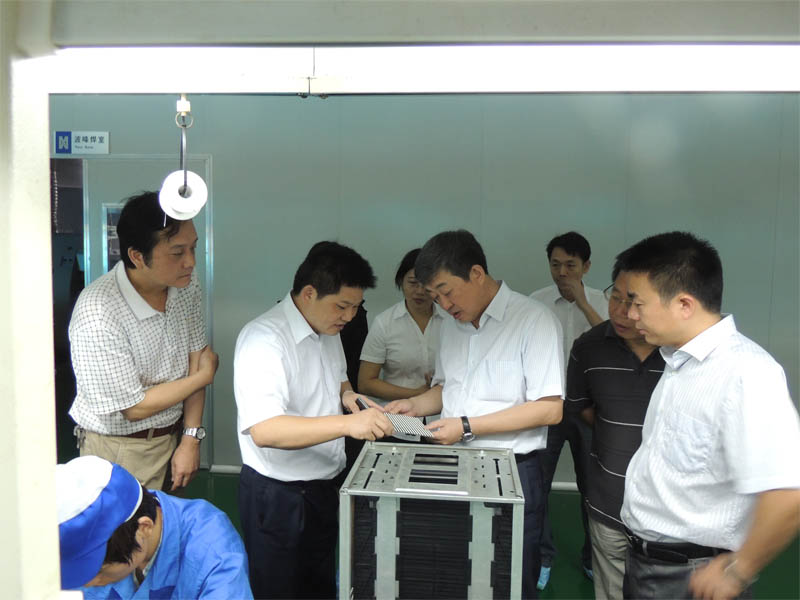 吳司長仔細(xì)觀看我公司的LED屏生產(chǎn)工藝 