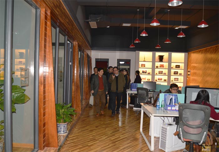 黃主任一行來到918博天堂傳媒參觀考察