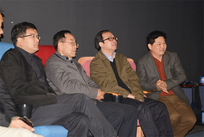 黃主任一行在公司展示廳觀看產品效果演繹