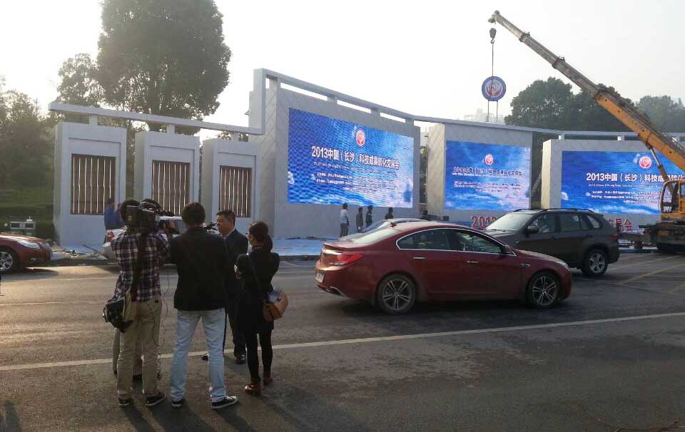 918博天堂開幕式LED主屏施工中