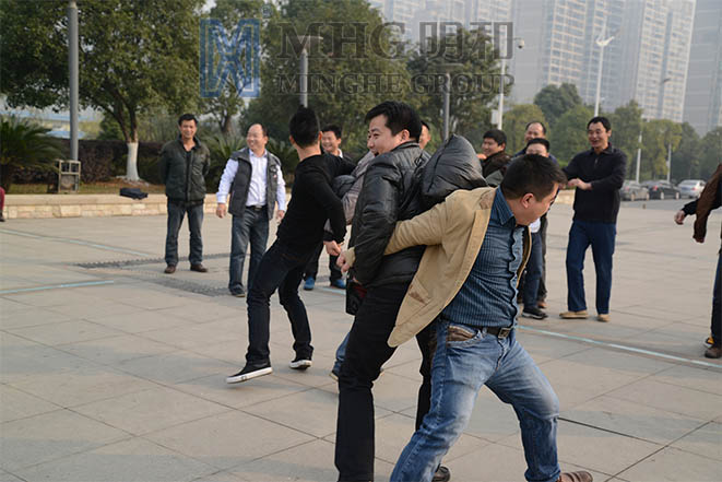 趣味橫生的“背夾球”