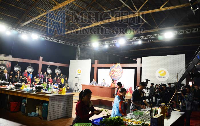 選手們正在緊張的配菜環(huán)節(jié)