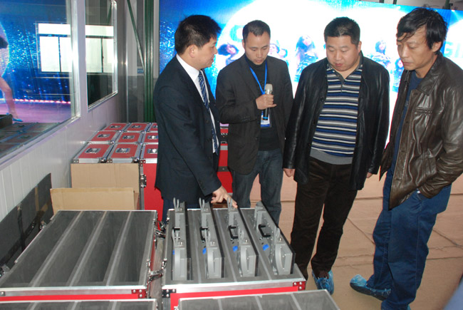 傅董向各位專家介紹我公司自主研發(fā)的高清壓鑄鋁LED屏