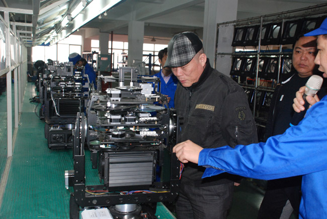 專家組老師仔細(xì)觀看我公司數(shù)字化電腦燈生產(chǎn)工藝