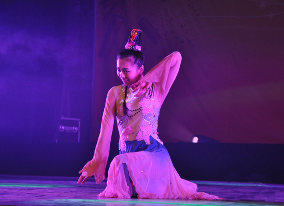 第八屆桃李杯獲獎(jiǎng)劇目女子獨(dú)舞《愛蓮說》