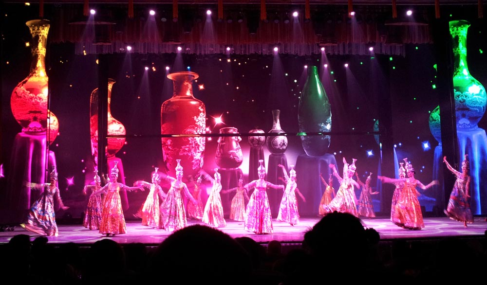 舞臺主背景LED屏可上下升降、自由開合，創(chuàng)想無限 