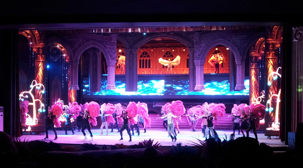 918博天堂P5條形LED屏與多種舞臺道具互相映襯完美融合