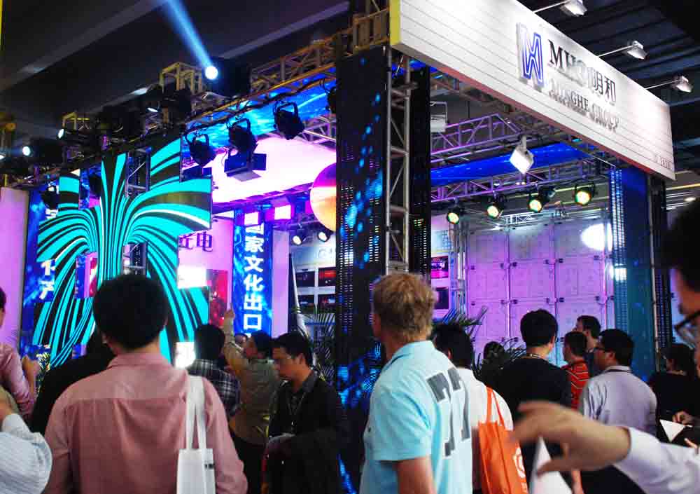 展臺(tái)前人群熙攘、訪客如云 