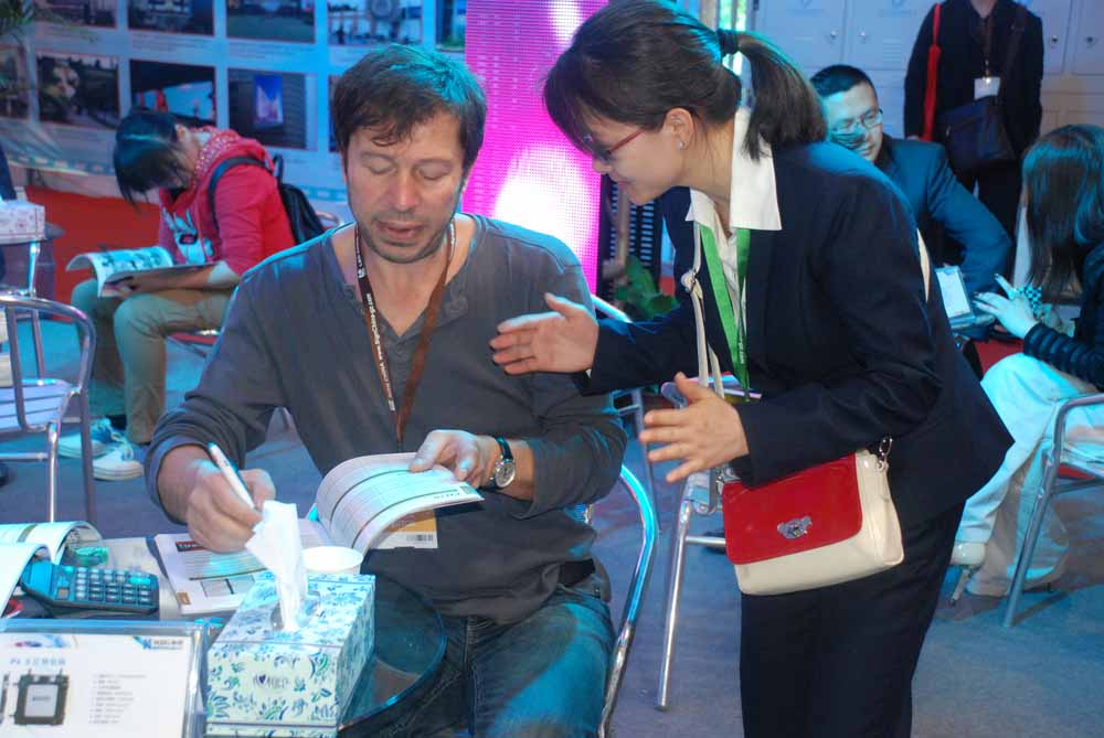 銷售員與國(guó)外客戶現(xiàn)場(chǎng)洽談