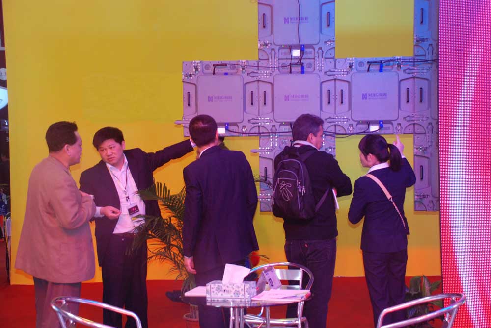 P4.5高清壓鑄鋁LED屏易拆裝的箱體結(jié)構(gòu)吸引了眾多客戶關(guān)注