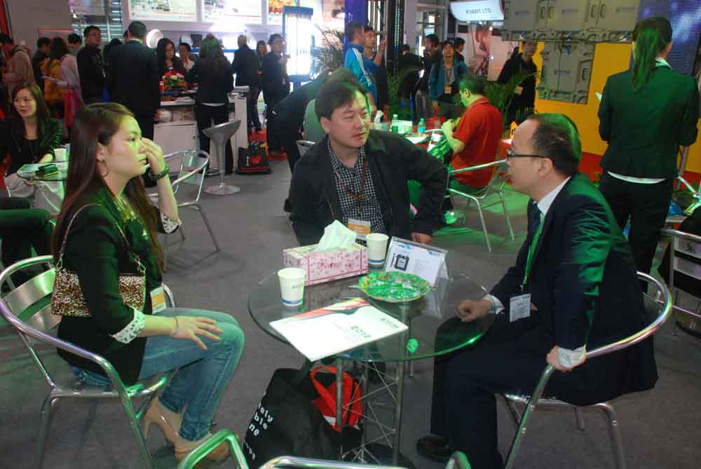 銷售員與國(guó)內(nèi)客戶現(xiàn)場(chǎng)洽談