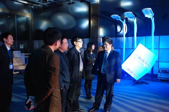 楊副廳長(zhǎng)（右三）一行在918博天堂光電展示廳內(nèi)興致勃勃地參觀產(chǎn)品效果演示 