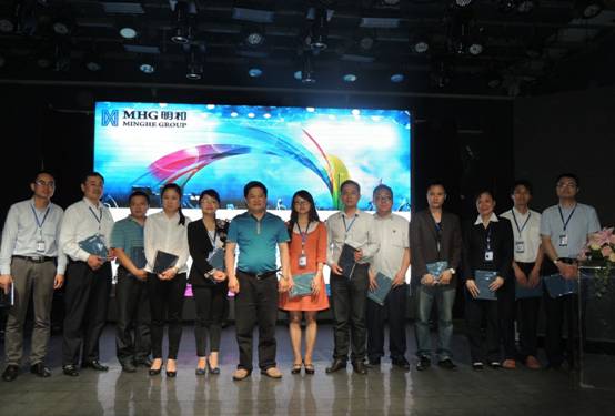 董事長傅高武先生與全體《QBQ!問題背后的問題》讀后感獲獎者合影留念