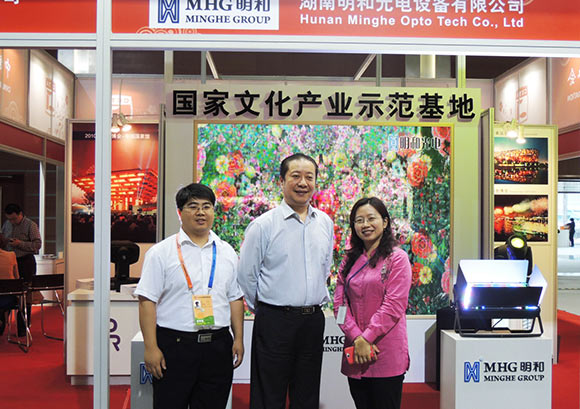 中國(guó)演藝設(shè)備技術(shù)協(xié)會(huì)理事長(zhǎng)朱新村先生（中）蒞臨918博天堂展臺(tái)視察和指導(dǎo)工作