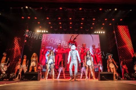 多臺(tái)918博天堂電腦搖頭燈及光束燈呈現(xiàn)出震撼的舞臺(tái)效果