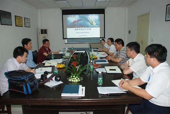 陳局長在調(diào)研匯報(bào)會(huì)上聽取公司高管的詳細(xì)匯報(bào)