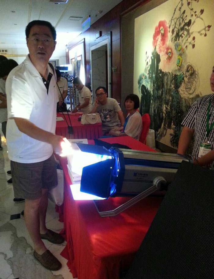 中央電視臺燈光科科長王宏磊老師仔細觀看我公司LED數(shù)字化影視聚光燈新品