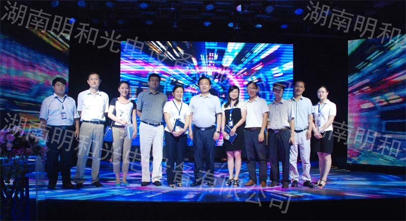 諸位領(lǐng)導(dǎo)與918博天堂高管在展廳合影