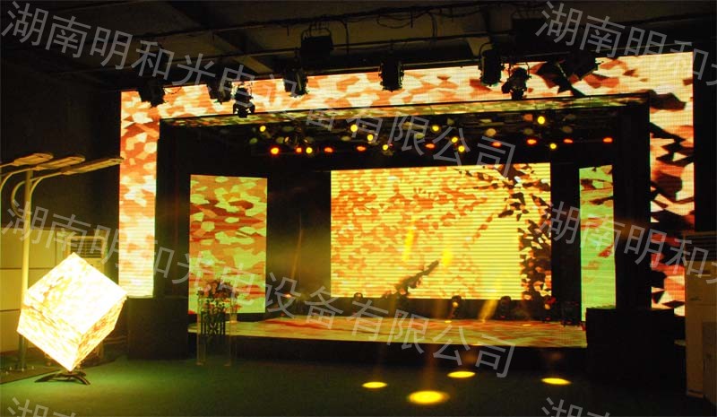 展示廳內(nèi)多款產(chǎn)品聯(lián)袂演繹舞美效果