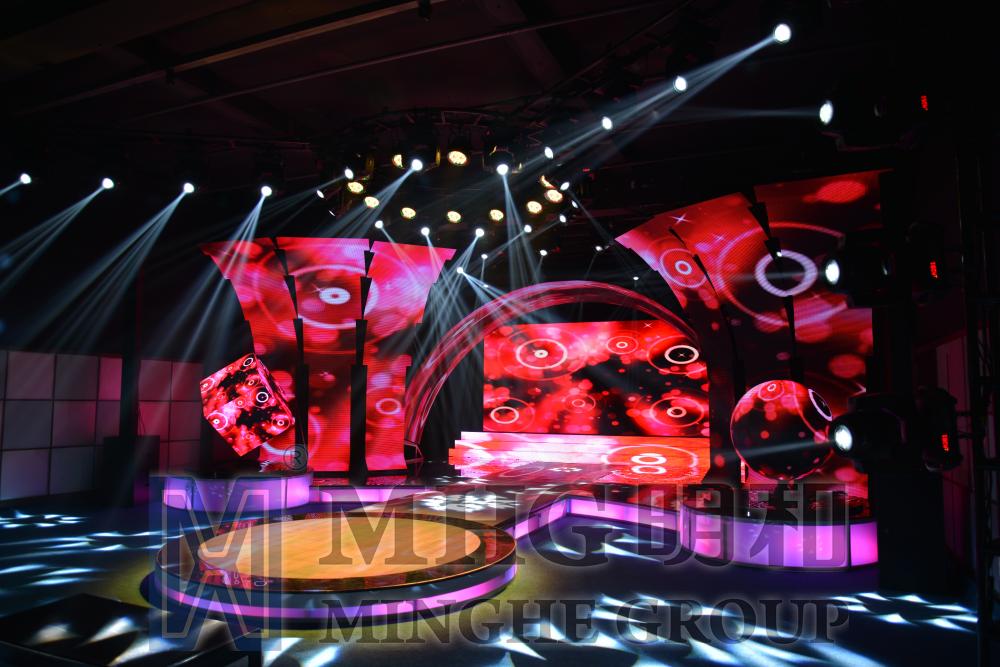 俞理事長一行參觀產(chǎn)品展示廳