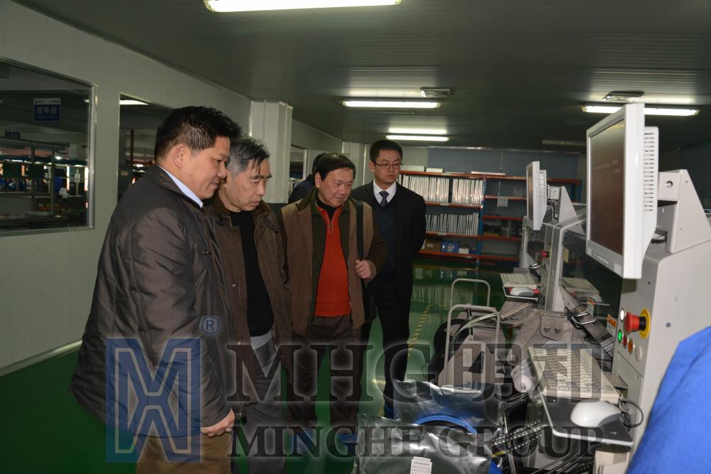 俞理事長一行參觀我公司先進的LED屏生產(chǎn)設備