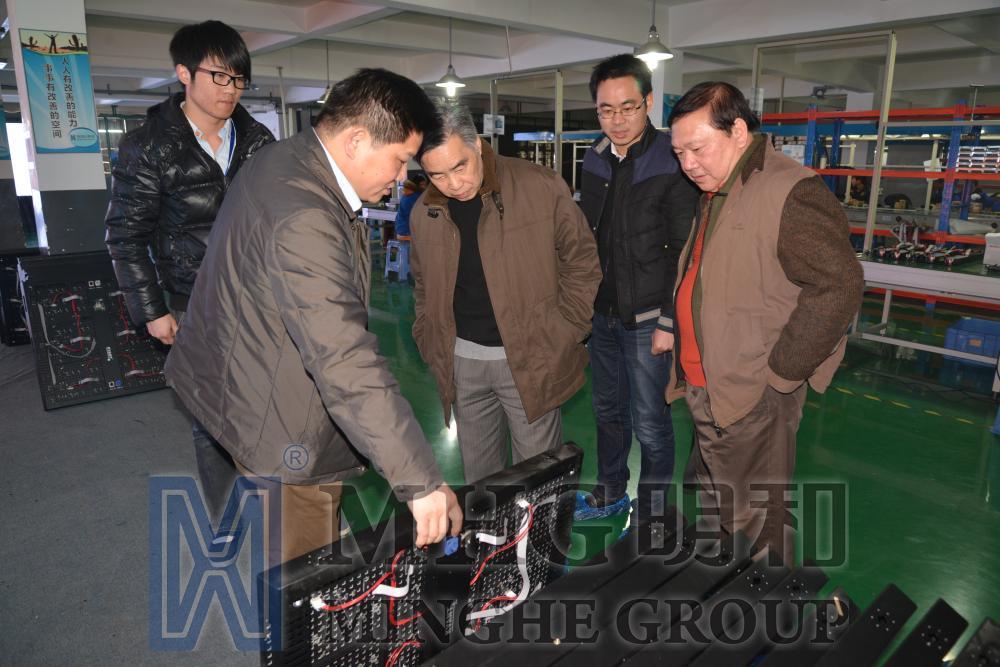 傅董向俞理事長一行介紹我司多款LED屏產(chǎn)品