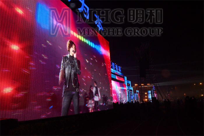 歌壇巨星楊培安現(xiàn)場(chǎng)獻(xiàn)唱