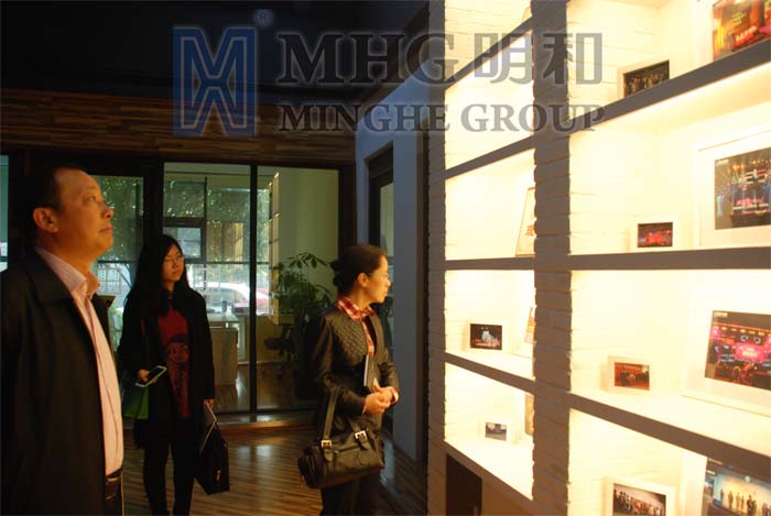 領(lǐng)導(dǎo)一行觀看公司近期打造的大型案例 領(lǐng)導(dǎo)一行與918博天堂傳媒的創(chuàng)意人員親切交流