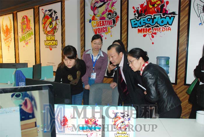 領(lǐng)導(dǎo)一行與918博天堂傳媒的創(chuàng)意人員親切交流