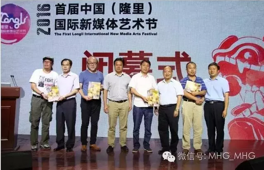 錦屏縣政府領導向捐贈設備企業(yè)頒發(fā)榮譽證書