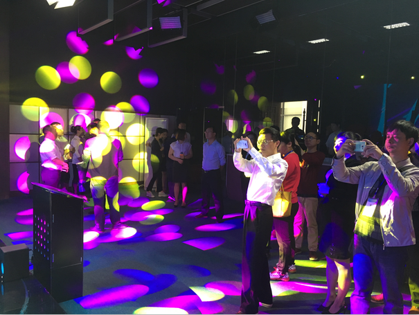 近距離考察舞臺燈光及LED顯示屏產(chǎn)品的性能