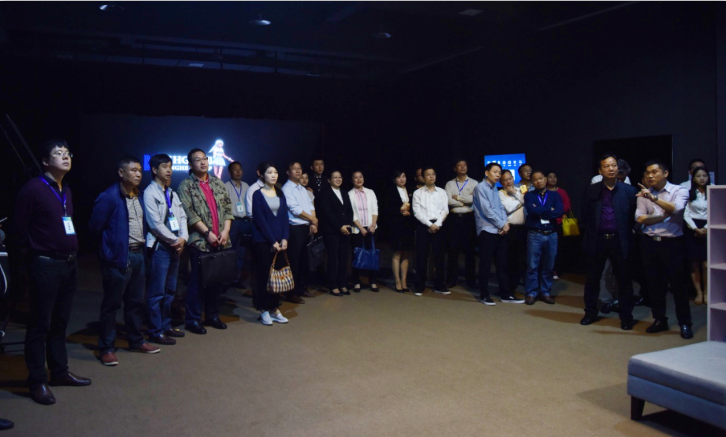 現(xiàn)場觀摩““全息”、“3DMapping”、“裸眼3D”等新媒體技術