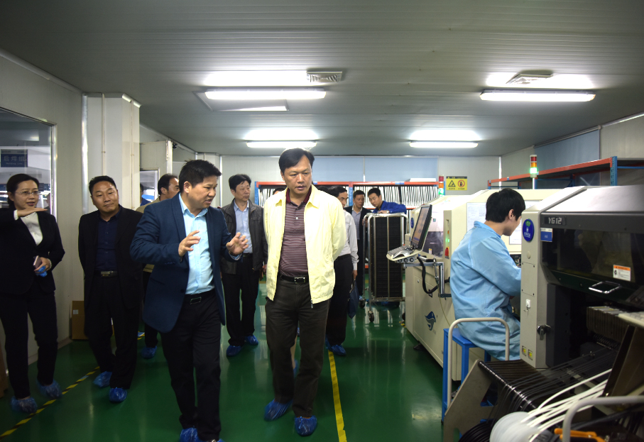 調(diào)研團對918博天堂自主研發(fā)的舞臺燈光、LED顯示屏產(chǎn)品進行深入了解